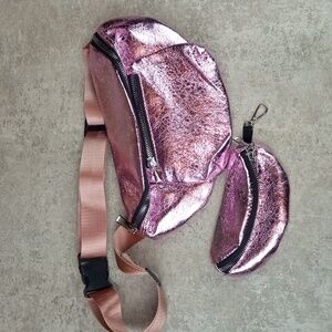 👜 Metallic Pink Belt Bag